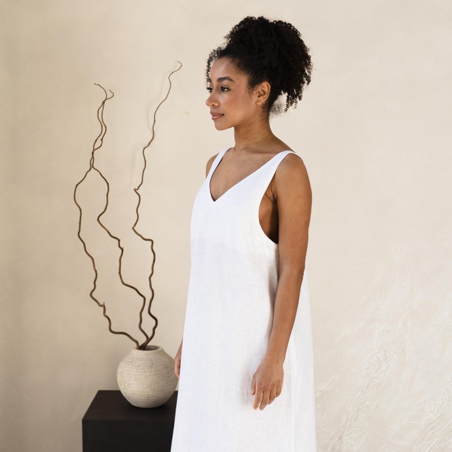 White sleeveless V-neck long skirt