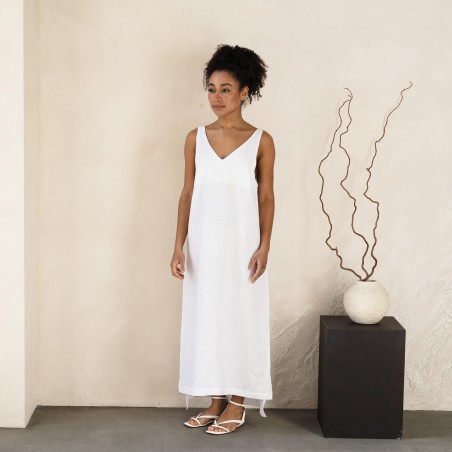 White sleeveless V-neck long skirt